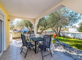 Lovely Apartment In Karin Gornji, Hotel in Gornji Karin