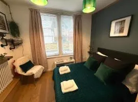 Beautiful En-suite room by Hostara Homes