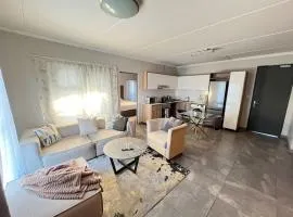 4A Elizabeth Place - Beautiful self catering 1 bedroom unit next to Kyalami Racetrack with free WiFi swimming pool gym and restaurant - Perfect for a Couple in Midrand Waterfall