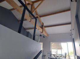 Julie, beach hotel in Saint-Bonnet-sur-Gironde