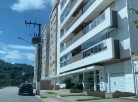 LINDO APARTAMENTO NOVO PARA 6 PESSOAS EM PALMAS., Hotel in Governador Celso Ramos