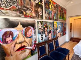Art gallery room with own entrance at the centre of Helsinki、ヘルシンキのホームステイ