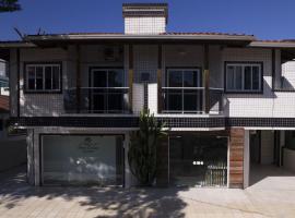 Residencial Adolfo - Mestre Naro، فندق في بومبينهاس