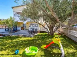 Nice Apartment In Karin Gornji With Swimming Pool