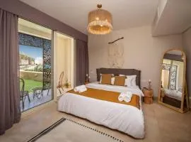 Secluded & Bespoke 1 BDR Apt with Pool View & Beach access