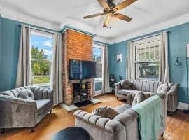 Half Off SALE! Downtown Home with King Bed FirePit Free Parking and Huge Back Yard Filming Allowed