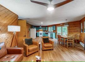 Hexagonal log cabin in woods, hotel v destinaci Swanton