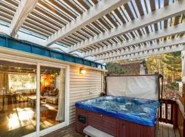 Hillcrest HappyNest - Hot tub, fire pit, gas grill