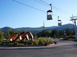 Mountain House PC, Snowy Lake Views Private Hot Tub, New Build, Jordanelle Lake!