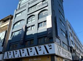 N2 Hotel, hotel dengan parking di Taichung