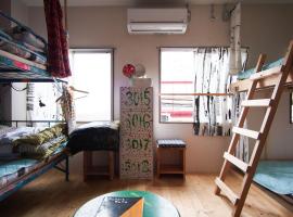 Kamagasaki University of the Arts Cafe Garden Guest House aka Cocoroom, hotel a Osaka