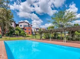 Cosy Apartment in Secure Golf Estate, Roodepoort, Johannesburg