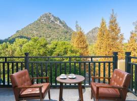 Guilin Camphor Country House Free pick-up service at train station for two nights, cabană din Guilin