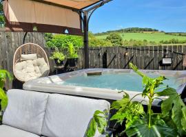 The Green Monkey Lux Suite at The Grumpy Schnauzer B&B Private Hot Tub, Gym, Breakfast, Stunning!, hotel com banheiras de hidromassagem em New Monkland
