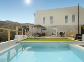 Villa con piscina y vista al mar