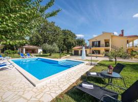 Petra 2, hotel in Kirmenjak