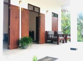 Renu's House By Villa Greenery, hotel i Talpe