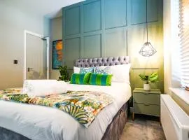 Studio 44 - Spacious Studios - City Centre Location - Contractor Friendly - Free WiFi - Smart TV - Desk Space - Well Designed - Communal Garden