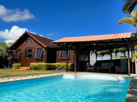 Private Chalet with pool, H&uuml;tte in Ebene