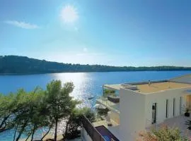 Six-Bedroom Holiday Home In Karbuni