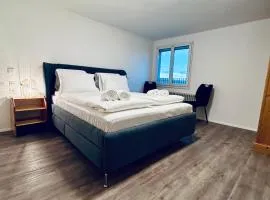 Private room with Bathroom and Lake View in Guest House