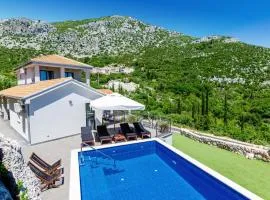 Four-Bedroom Holiday Home In Zaton