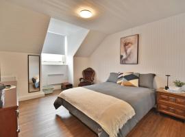 Chambre 304 de l'hôtel Victoria confortable et moderne、Saint-Pascalのキッチン付きホテル