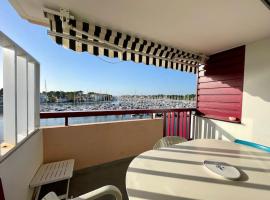 Appartement avec balcon vue sur le port & piscine, hotel in Capbreton