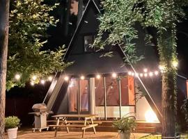 Cozy warm chalet in wooden nature near Maastricht-Gothamette House, hotel v destinaci Lanaken