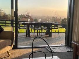 Ramarama retreat, farm views, spa bath & deer, hotel v destinaci Ramarama