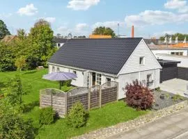 3 Bedroom Gorgeous Home In Asaa