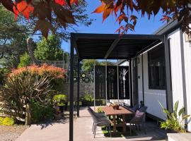 Luxury Farm Escape Tiny Home New Plymouth-Egmont Village, hotel en Egmont Village