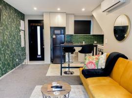 Central Downtown Cutie- Townhouse W standing office set up, hotel v Christchurchu
