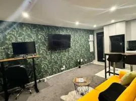 City Centre, Downtown Cutie- 2 story 1 bedroom Townhouse W Home Office set up- 4 Minutes walk to Stadium