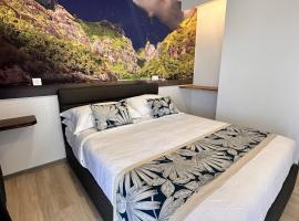 Ononui Lodge Airport, Ocean-View, Private Bathroom and Balcony, Free WiFi and Parking, On-Site Car Rental, hotel v destinaci Faaa
