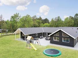 Eight-Bedroom Holiday Home Frederiksværk With A Room Hot Tub 03, hotel v destinaci Melby