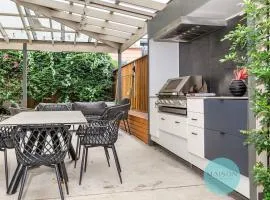 'Urban Chic on Grey' - 3 Bedroom Retreat in Wickham