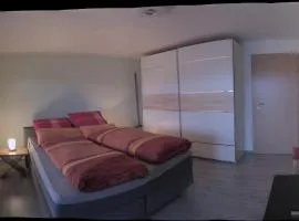 Geräumiges Zimmer mit Doppelbett, Bad und Küche