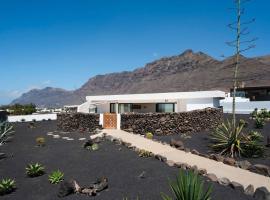 Lanzarote Famara Beach Bungalow, hotel em Famara