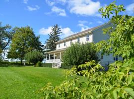 Old Town Country Landing, hotel with pools in Niagara-on-the-Lake