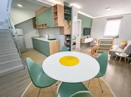 Cozy Modern House Retreat with FREE parking