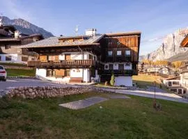 Silent Peaks - Cortina's Wooden Haven with Parking