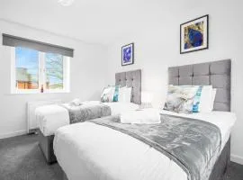 Two Bedroom Apartment - Parking - Sleeps 3 - Fast WiFi - Netflix - Top Rated - 27BC