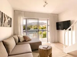 Four Peaks Duplex - 4 Sleeper with Mountain Views, Balcony and Pool in Hout Bay Beachfront