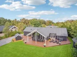 Five-Bedroom Holiday Home In Grenaa