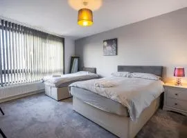 Hanham Rd Central Location Long Stay Sleeps 9 by ShortStayUK