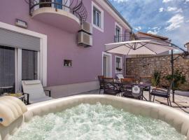 3 Bedroom Stunning Home In Grizane, hotel in Grižane