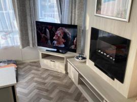 Olivia Caravan Sleeps 6 with Wi-Fi, hotel di Rhyl