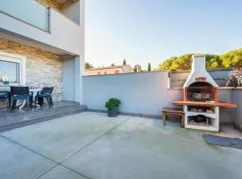 1 Bedroom Cozy Apartment In Valbandon