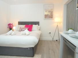 Luxury Private Ensuite and Kitchenette Room Near Luton Airport 4 Min Drive, luxury hotel in Luton